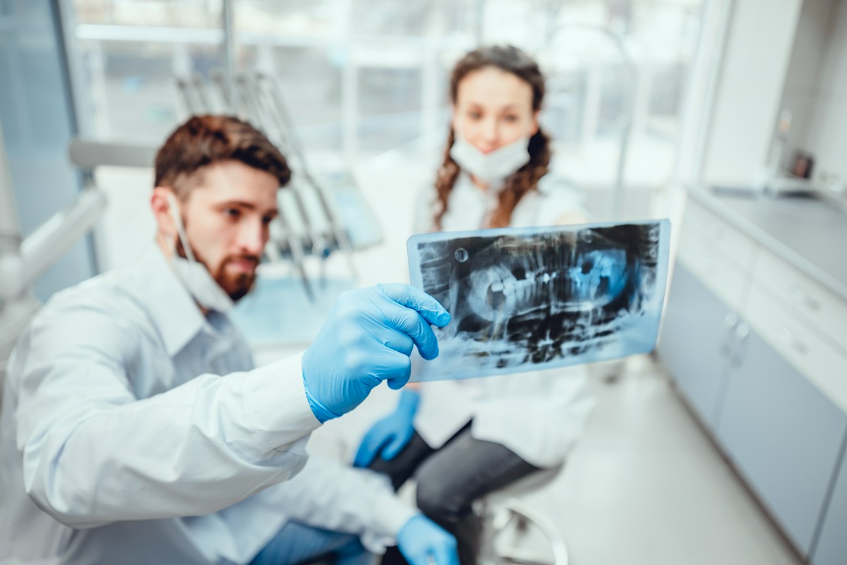 W jakich przypadkach zleca się RTG panoramiczne zębów?